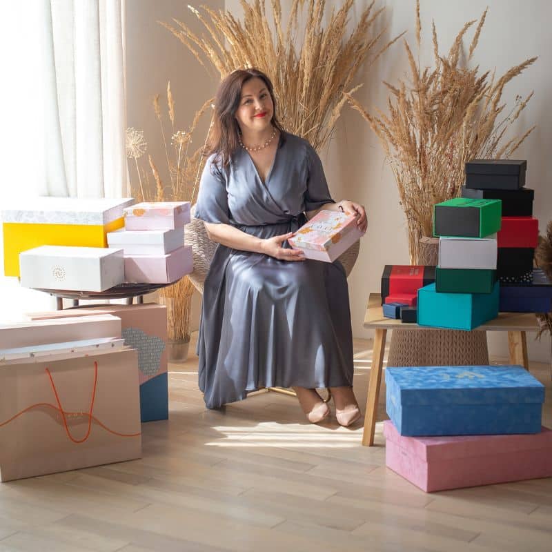 Инна Климчук на фоне упаковки изготовленной кампанией ГудвиллПак фотография