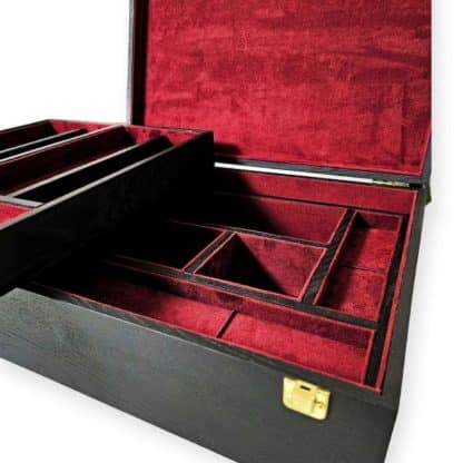 Коробка дерев'яна з комірками різної висоти і розмірів фотографія