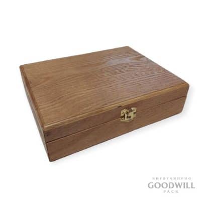 Коробка дерев'яна з ложементом для подарунків фото