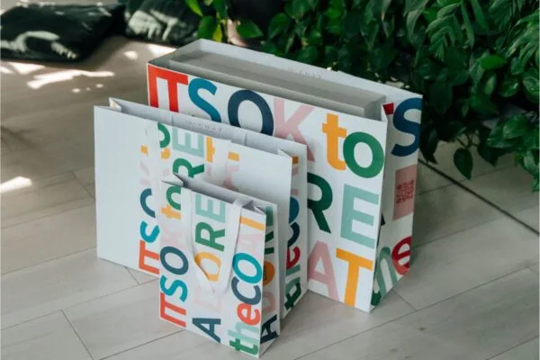 Брендовані пакети з друком логотипа фотографія