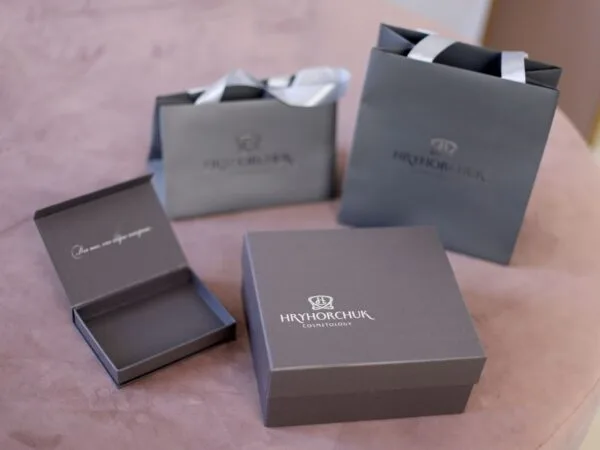 Фірмова упаковка з друком логотипа фотографія