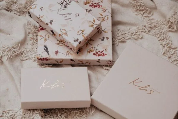 Фірмова упаковка з друком логотипа фотографія