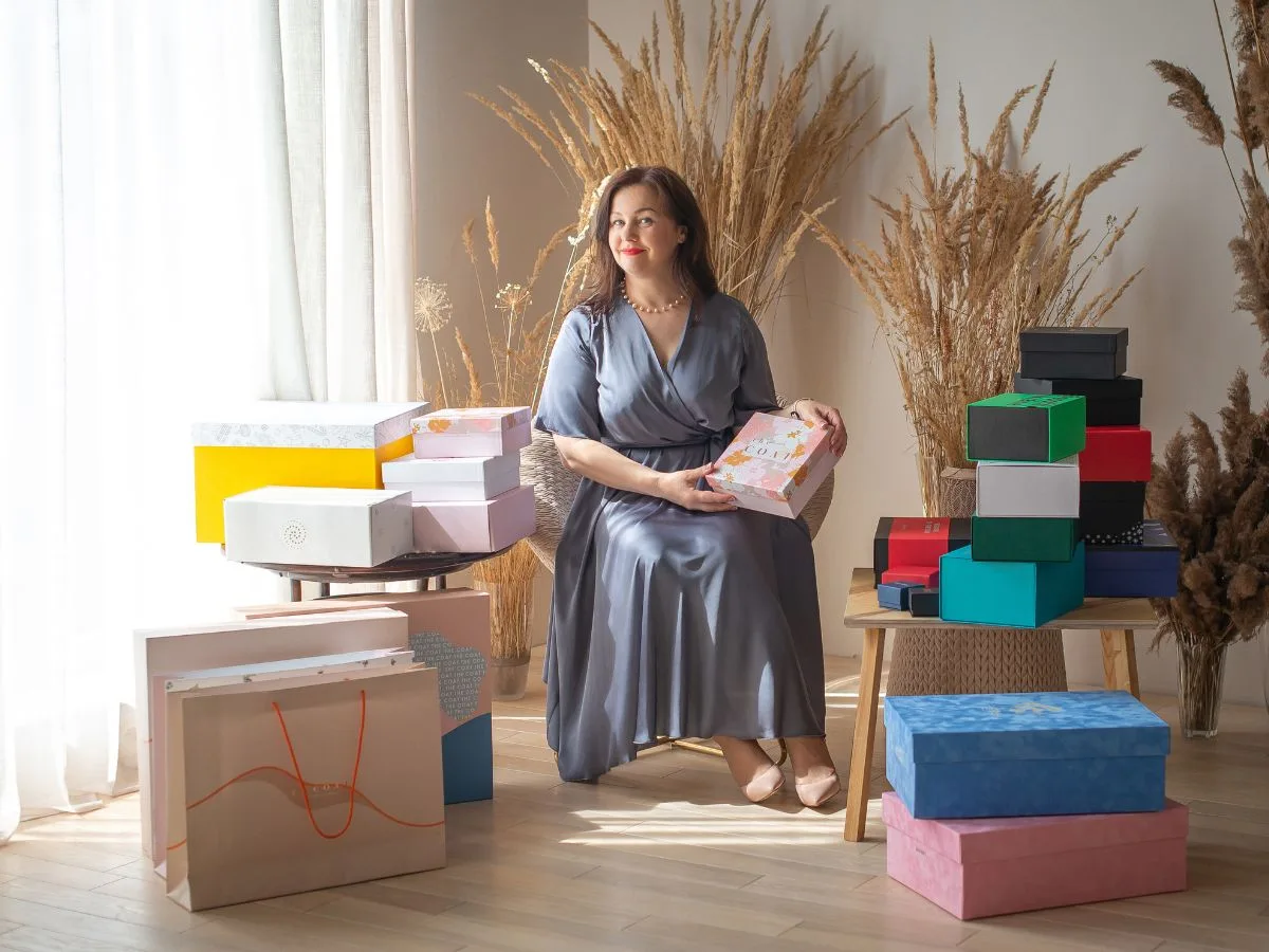 Фото Інна Клімчук з коробочками виготовленими на замовлення