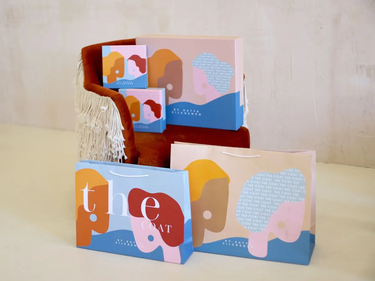 Оригінальні пакети з фірмовим логотипом фотографія